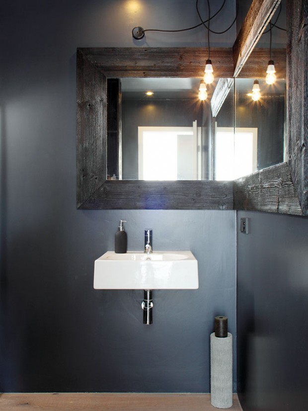 V koupelně mají stěny voděodolný nátěr, keramický obklad je jen ve sprchovém koutě, který je nejvíc namáhaný vodou. Zrcadlo pověšené do tvaru L tmavý prostor opticky zvětšuje. Foto Robert Žákovič