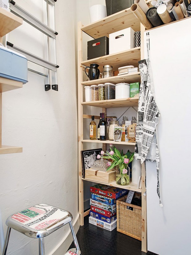 Vedle kuchyně se nachází i malá, ale praktická technická místnost, nebo pokud chcete – spíž. Úložiště je vyřešen jednoduše a funkčně, prostřednictvím dřevěných polic. Foto: Alvhem