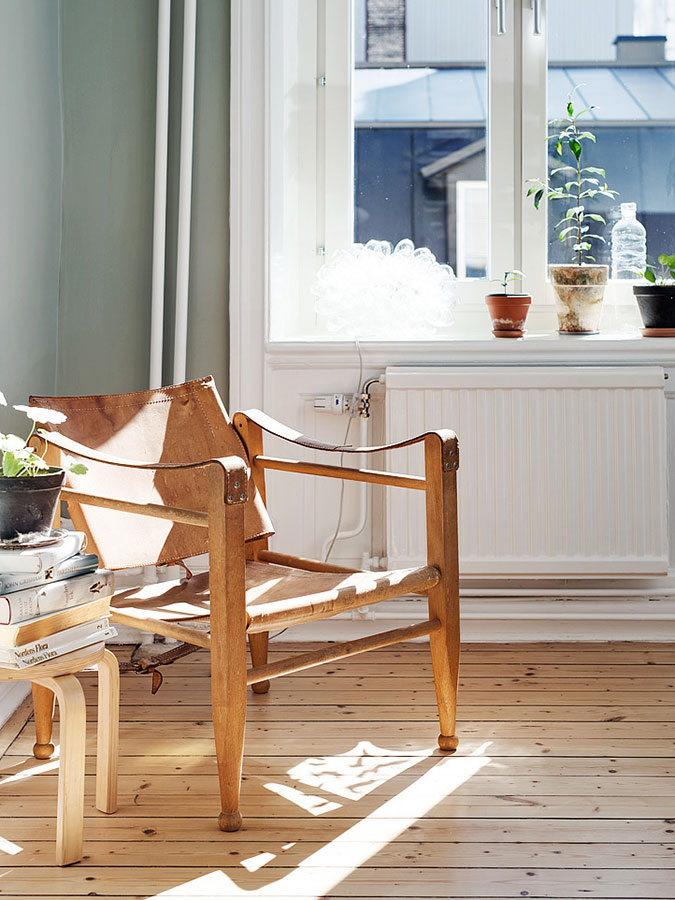 Staré dřevěné křeslo potažené kůží bylo odborně ošetřeno a zachováno jako stylový doplněk, který perfektně ladí s interiérem. Foto: Alvhem