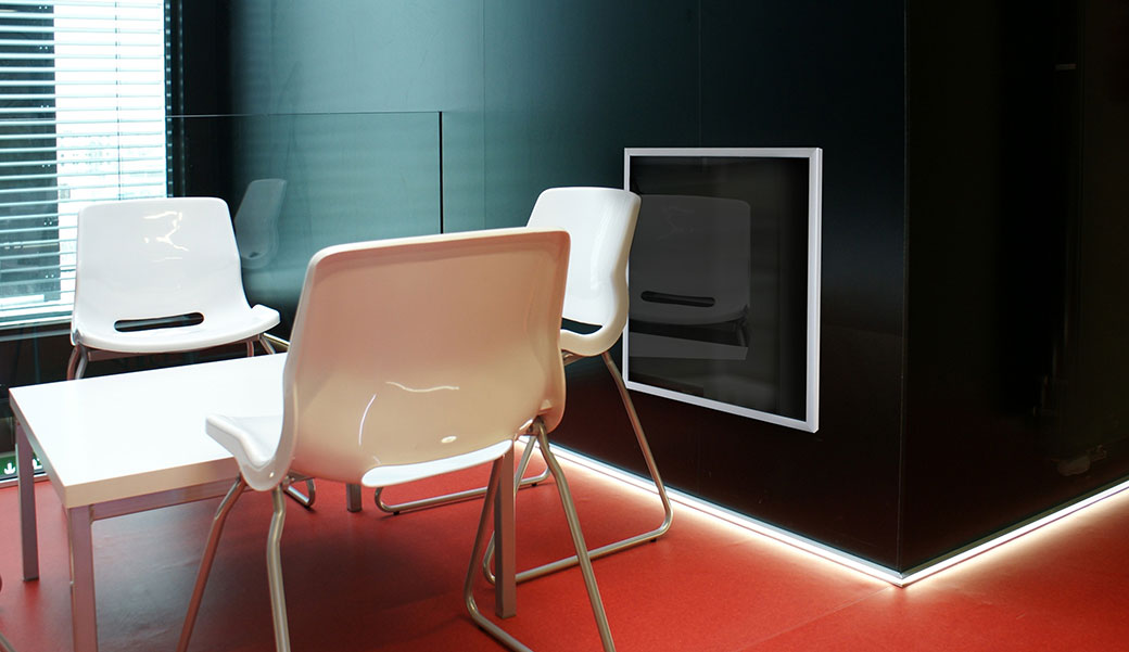 Skleněné panely ECOSUN G kombinují úsporné sálavé vytápění s čistým designem skla a lze je využít v širokém spektru interiérů včetně administrativních prostor. Zdroj Fenix Trading