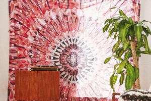 Magická mandala zdobící tapisérii z kolekce Magical Thinking značky UO je stylovým doplňkem s multifunkčním využitím (jako přikrývka, závěs nebo deka). foto urban outfitters
