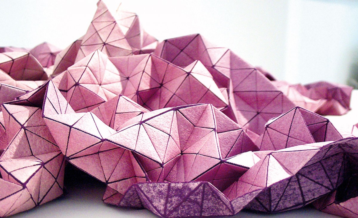 Princip polámaných ploch a hra se světelnými odrazy dominují textiliím z kolekce Folding-a-part. Vhodné jsou prakticky na cokoli, i obyčejný polštář díky nim bude působit jako skulptura. Foto Mikabarr