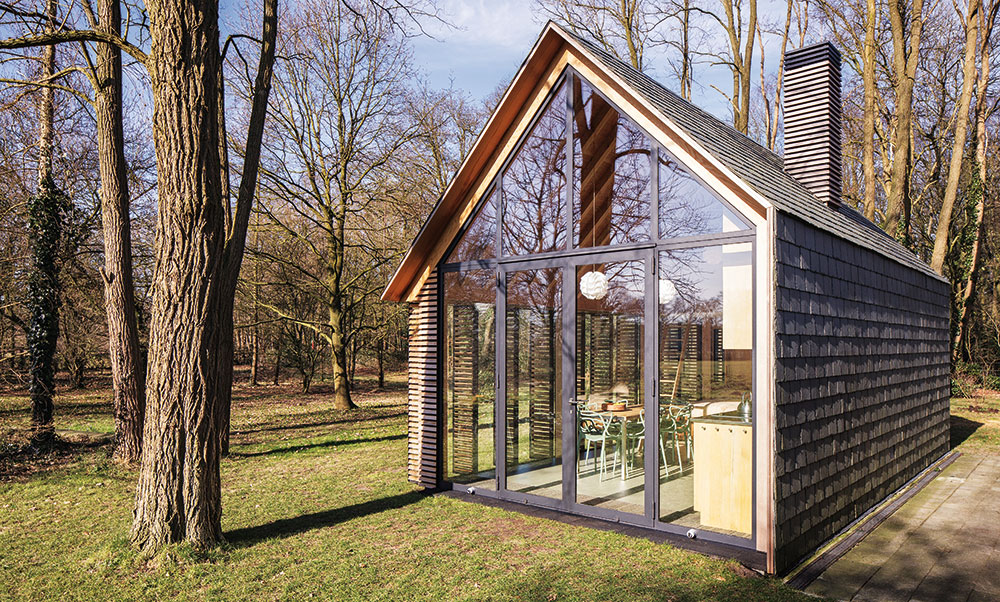 Dřevo, sklo, břidlice. Tři tradiční materiály v moderním pojetí, taková je chata, kterou na nizozemském venkově stvořilo studio Zecc ve spolupráci s designérem Roelem van Norelem. FOTO STIJN POELSTRA