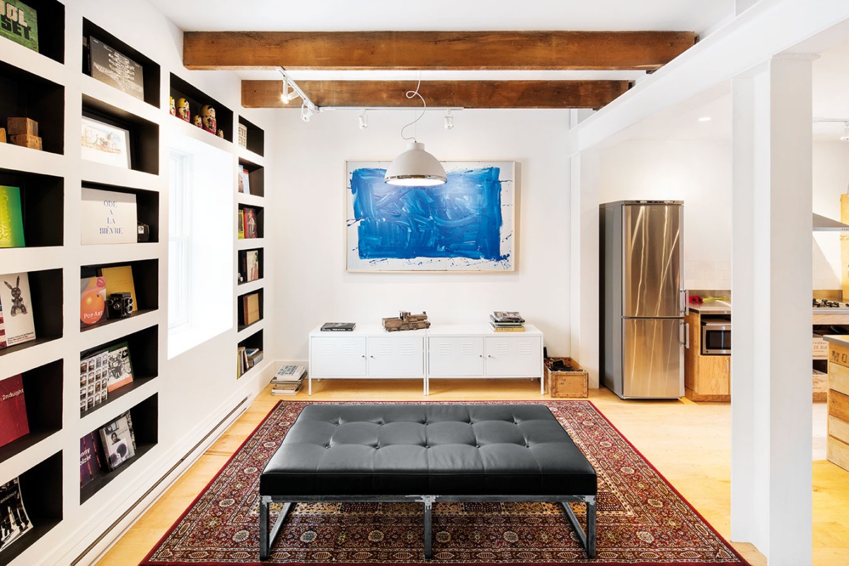 Obývák netradičně. Prostor obývacího pokoje vyřešili mladí designéři neobvykle – místo klasické pohovky zvolili jen jednoduché sezení bez opěrky. Televizi nahradil obraz s uklidňující modrou. FOTO ADRIEN WILLIAMS