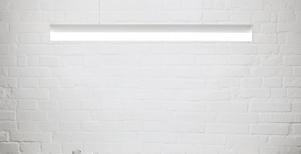 Lineární hliníkové LED svítidlo Sant zaměřené s minimalistickým designem, které umožňuje stmívání, můžete použít samostatně, nebo jako kontinuální osvětlovací systém. Za své kvalitní zpracování obdrželo svítidlo prestižní mezinárodní ocenění Red Dot 2015 či German Design Award 2015 - Special Mention. Pod návrhem svítidla je podepsán nizozemský designér a architekt Rob van Beek.