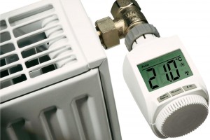 Programovatelné termostatické hlavice nastavíte tak, aby topily na vámi určenou teplotu v určité hodiny. Cíleným vytápěním pouze tehdy, když je potřeba, můžete dosáhnout snížení nákladů o 20 až 30 %. Programovatelné termostatické hlavice seženete například v e-shopu www.conrad.cz.