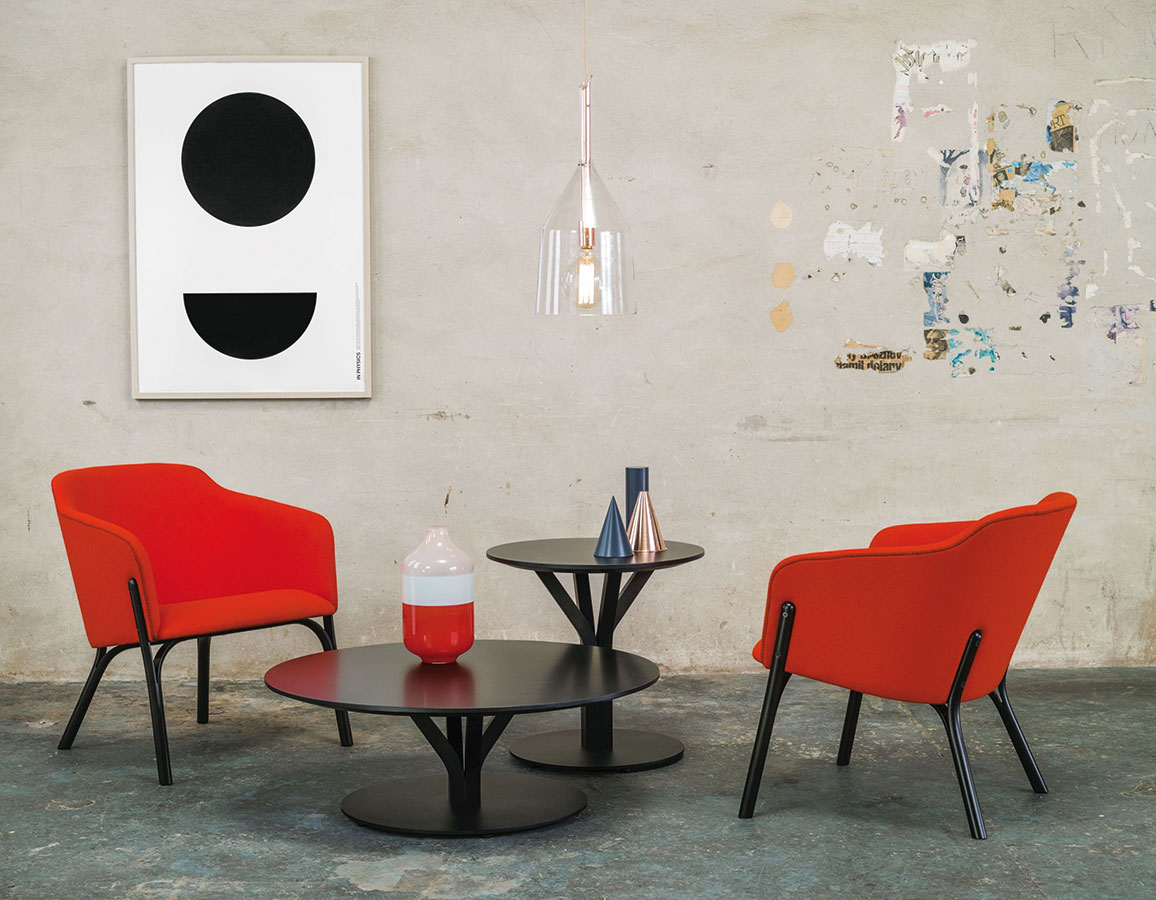 Kulatý stůl Bloom a čalouněné křeslo Split z kolekcí navržených designérem Arikem Levym představil TON loni na veletrhu Salone del Mobile v Miláně. FOTO TON