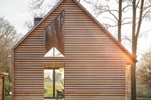 Asymetrický tvar střechy, dokonalost detailů a jednoduchost uspořádání otevřeného interiéru jsou charakteristické znaky této moderní verze tradiční chaty. FOTO STIJN POELSTRA