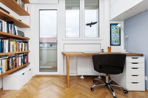 Pracovna je zařízena jednoduše a účelně – na stěnách skýtá množství úložných prostor. Může se pochlubit vlastním balkonem. FOTO DANO VESELSKÝ