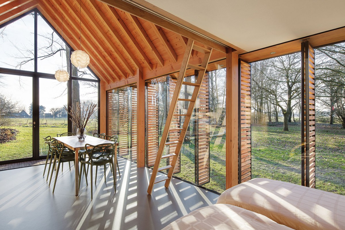 Jednolitý interiér je v přední, obývací části otevřený až do krovu. Působí tak velmi vzdušně, ale díky použití dřeva zároveň útulně. FOTO STIJN POELSTRA