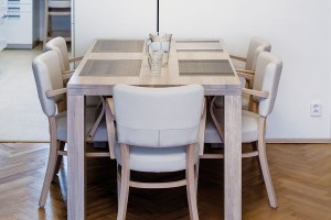 Jídelní stůl vyráběl truhlář na míru tak, aby ladil s ostatním nábytkem v odstínu bělený dub a zároveň se pod něj vešly pohodlné židle s opěrkami od tradiční české značky TON. FOTO DANO VESELSKÝ