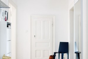 Dispozice bytu je velmi jednoduchá – z prostorné vstupní chodby se vchází do všech čtyř místností a dvou koupelen. Původní dveře a dřevěné podlahy, zachovalé ve velmi dobrém stavu, spolu s vysokými stropy a velkorysými rozměry místností přispívají k autentické atmosféře starého bytu. FOTO ROBERT ŽÁKOVIČ