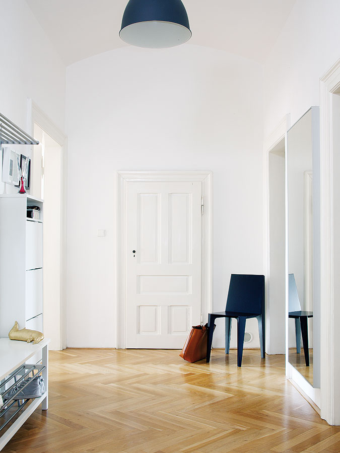 Dispozice bytu je velmi jednoduchá – z prostorné vstupní chodby se vchází do všech čtyř místností a dvou koupelen. Původní dveře a dřevěné podlahy, zachovalé ve velmi dobrém stavu, spolu s vysokými stropy a velkorysými rozměry místností přispívají k autentické atmosféře starého bytu. FOTO ROBERT ŽÁKOVIČ