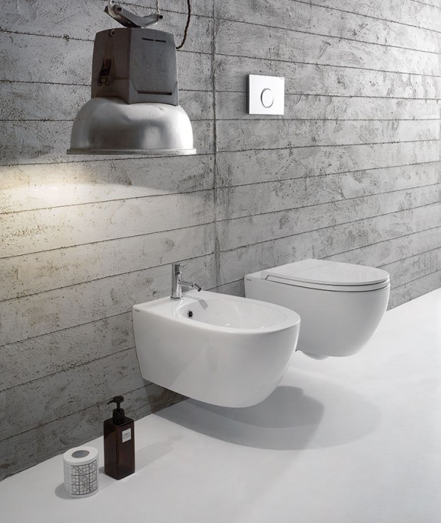 Závěsné WC 4all díky patentovanému skrytému upevnění zachovává naprosto čisté linie. Toaleta je tzv. rimless, tedy bez klasického splachovacího kruhu. Díky tomu se snáz udrží hygienicky čistá. Promyšlený design si dokáže vystačit s naprostým minimem vody. Prodává Perfecto design. FOTO CERAMICA GLOBO