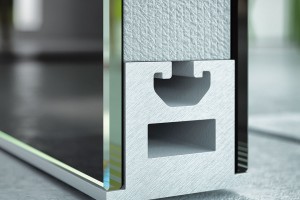 Střed dveří Master s vnitřním obvodovým rámem z eloxovaného hliníku a dvěma skly − nebo MDF deskou s povrchovým materiálem (dýha nebo lamino) − může být buď prázdný, nebo vyplněný zvukově izolujícím extrudovaným polystyrenem. FOTO J.A.P.