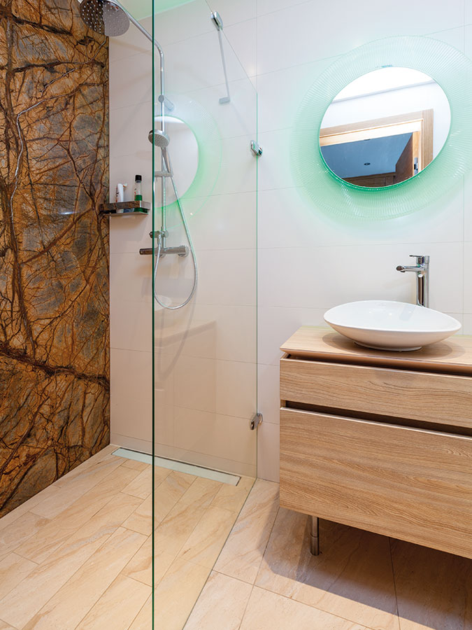 Interiér je, stejně jako exteriér, postavený na jednoduchosti, praktičnosti a detailech. Efektním oživením koupelny pro hosty je jednolitá mramorová stěna. FOTO DANO VESELSKÝ