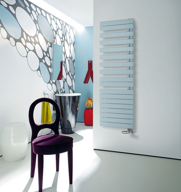 Designový radiátor Roda v provedení Spa Asym zaujme plochým designem, který přináší nové praktické i estetické přednosti. Je určený pro teplovodní či kombinovaný provoz. K dispozici je ve více než 50 barevných odstínech, v levém i pravém provedení. FOTO ZEHNDER