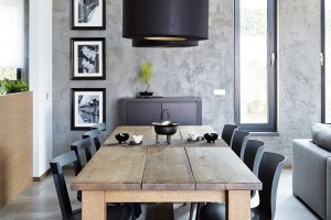 Rustikální dubový stůl se stal nepřehlédnutelnou dominantou kuchyňské a jídelní časti. Jeho jednoduchý design Monika ozvláštnila výběrem dvou typů židlí. FOTO PETR KARŠULÍN
