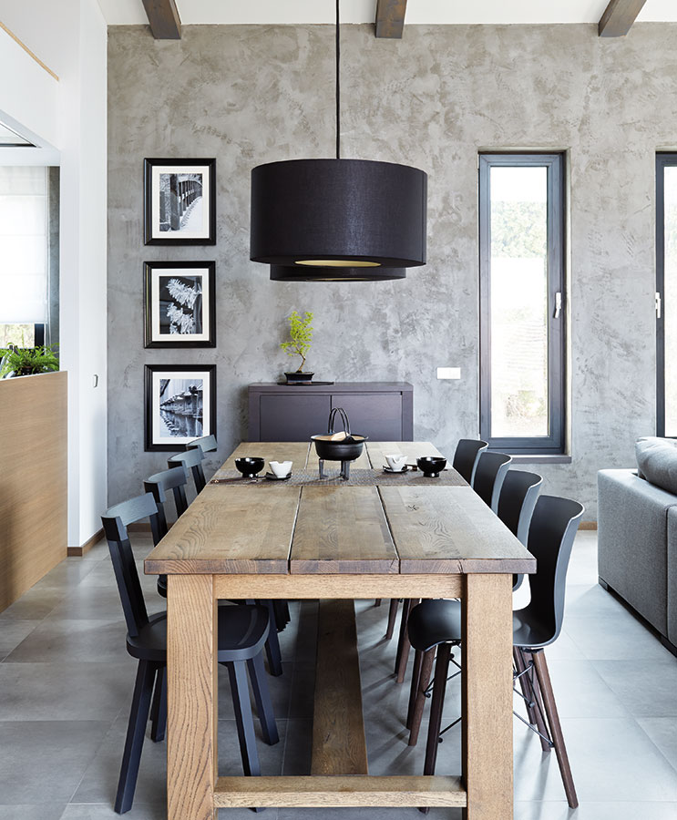 Rustikální dubový stůl se stal nepřehlédnutelnou dominantou kuchyňské a jídelní časti. Jeho jednoduchý design Monika ozvláštnila výběrem dvou typů židlí. FOTO PETR KARŠULÍN