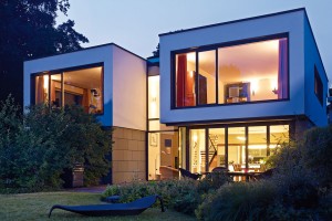 Komfortní udržitelné bydlení nad meklenburským jezerem Plauer See. Díky architektonickému konceptu s moderními okenními a fasádními systémy a promyšleným vytápěním i větráním stavba působivě demonstruje možnosti komfortu a efektivity současných rodinných domů. FOTO SCHÜCO INTERNATIONAL KG