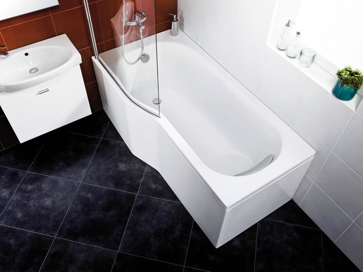 Sérií Jika Tigo vybavíte i  tu nejmenší panelákovou koupelnu. Ergonomicky tvarovanou vanu můžete doplnit o  speciální vanovou zástěnu z  bezpečnostního skla pro pohodlné sprchování ve stoje. FOTO JIKA