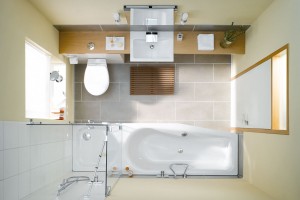 Asymetrická smaltovaná vana Luna se sešikmeným „ostrůvkem“ (170 × 75, resp. 60 cm) je ideální model pro rohovou instalaci v  prostorově úsporných koupelnách. FOTO BETTE
