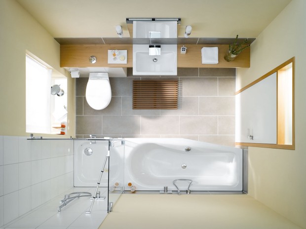 Asymetrická smaltovaná vana Luna se sešikmeným „ostrůvkem“ (170 × 75, resp. 60 cm) je ideální model pro rohovou instalaci v  prostorově úsporných koupelnách. FOTO BETTE