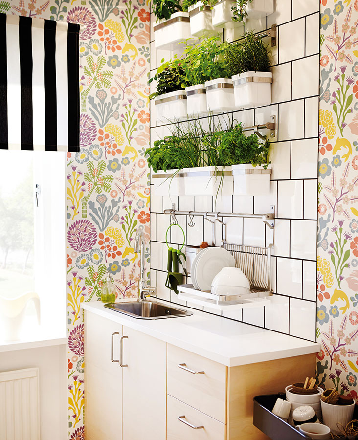 Při zařizování kuchyně zelení najdou uplatnění kromě užitku (ten je doménou bylinek, případně druhů, které čistí vzduch) i další principy: rozmanitost, hravost, proměnlivost… O ty se postarají především kvetoucí rostliny. FOTO IKEA