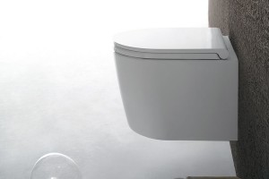 Závěsné WC Forty3 je díky svému kompaktnímu tvaru a zmenšeným rozměrům (hloubka 430 mm) ideální i  do velmi malých místností. Patentovaný systém skrytého upevnění dává naplno vyniknout čistým liniím. Prodává Perfecto design. FOTO CERAMICA GLOBO