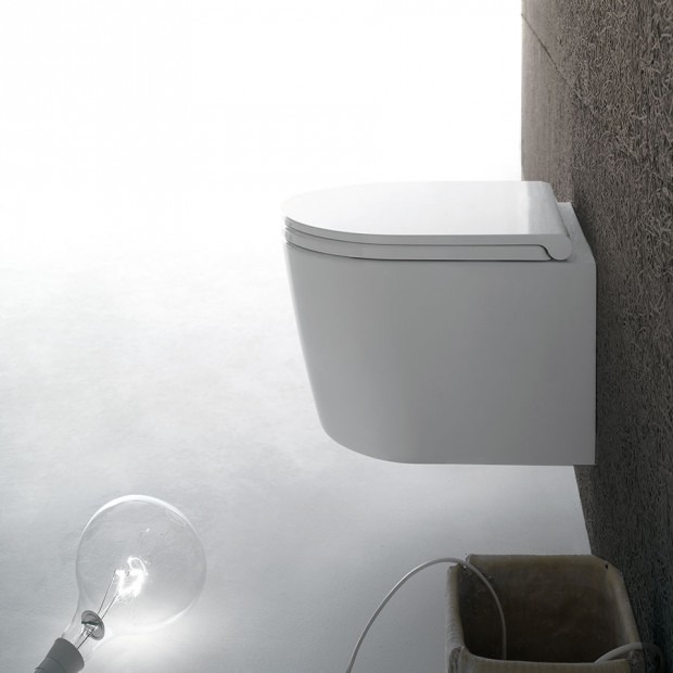 Závěsné WC Forty3 je díky svému kompaktnímu tvaru a zmenšeným rozměrům (hloubka 430 mm) ideální i  do velmi malých místností. Patentovaný systém skrytého upevnění dává naplno vyniknout čistým liniím. Prodává Perfecto design. FOTO CERAMICA GLOBO