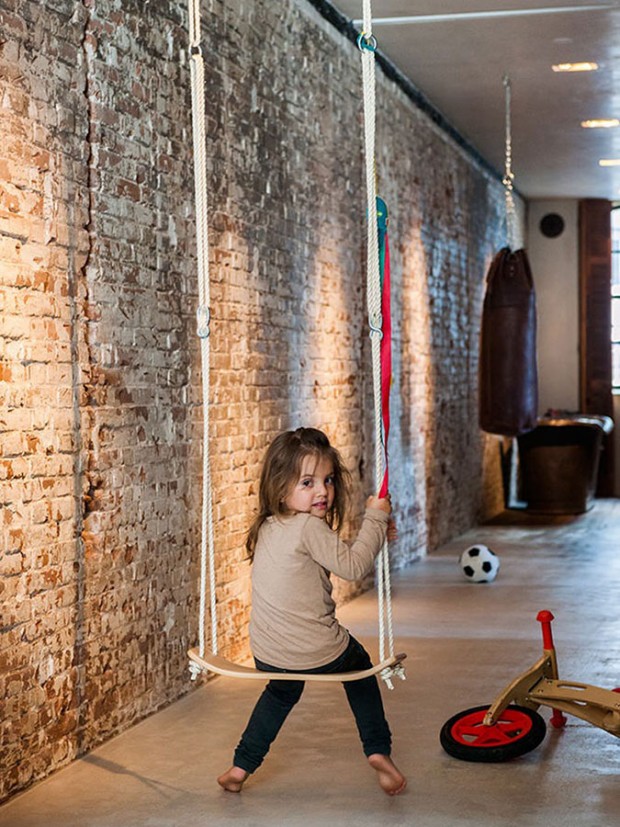 Designéři mysleli i na děti – v prostoru je několik součástí, které slouží k hraní (například houpačka na fotografii). Foto: Teo Krijgsman