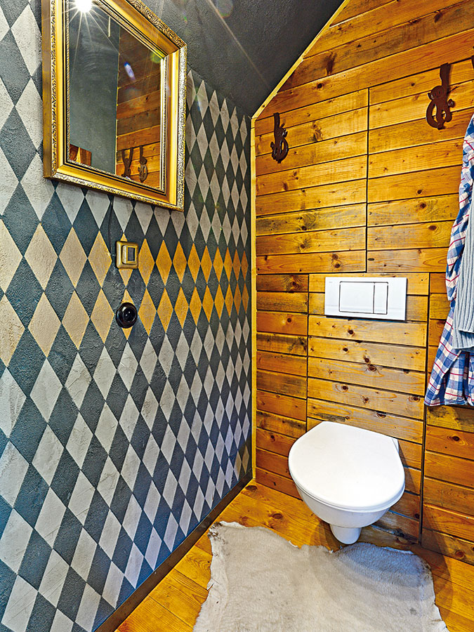 Hliněná omítka v koupelně vznikla pomocí šablony. FOTO Dano Veselský