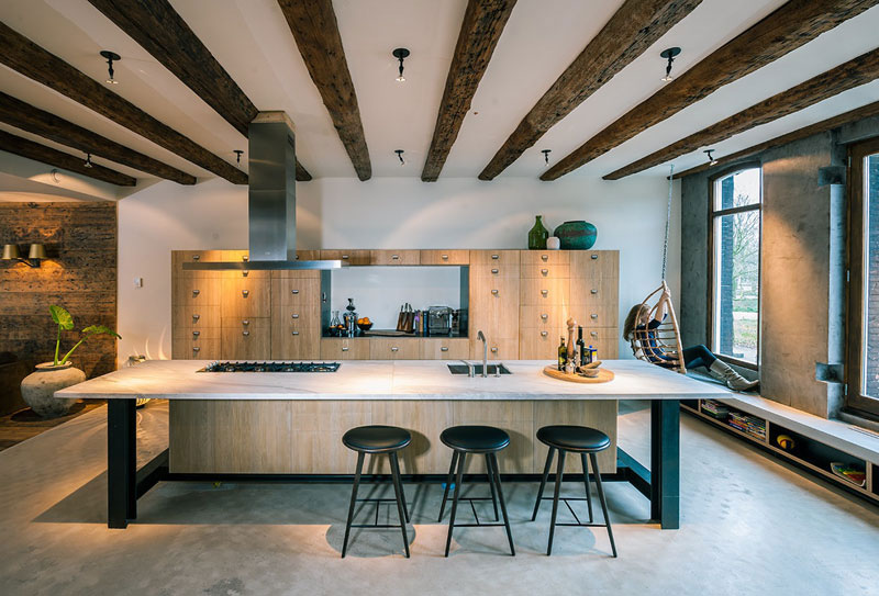 Designérům se perfektně podařilo spojit tradiční a novotvar – je to vidět například i v kuchyni, která výborně zapadá do prostoru a vnáší do něj čerstvý závan. Foto: Teo Krijgsman