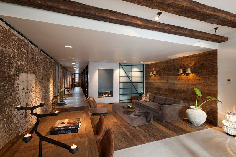 Dřevěné obložení definující obývací část prostřednictvím pokryté stěny a podlahy, je zhotoveno ze 150letých podlahových desek z německých borovic, které se původně nacházely pod podlahou kanceláří. Foto: Teo Krijgsman