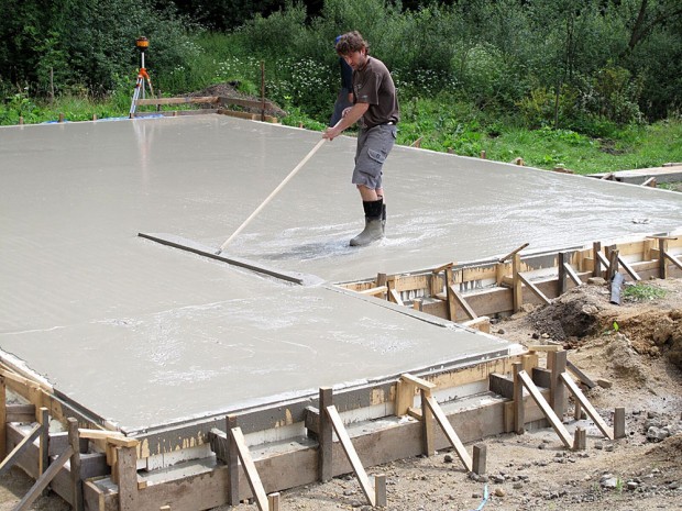 Lehce zhutnitelný beton vyžaduje jen minimální vibrování, povrch je ale třeba urovnat. foto: CEMEX Czech republic