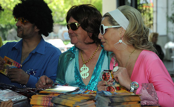 Většina hostů dorazila oblečena v disco stylu 70. let minulého století