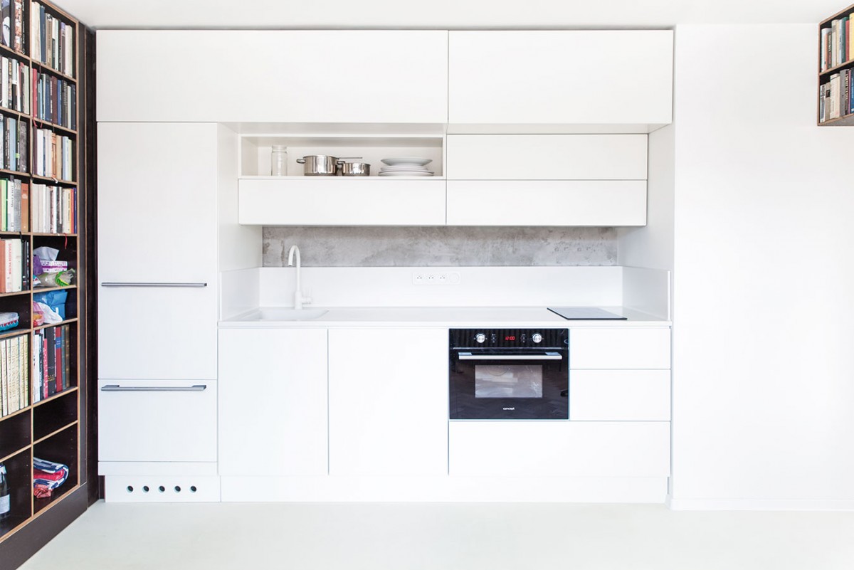 Pracovní deska v kuchyni (stejně jako asymetrické umyvadlo v koupelně) je vyrobena z umělého kamene Corianu. FOTO ALEKSANDRA VAJD