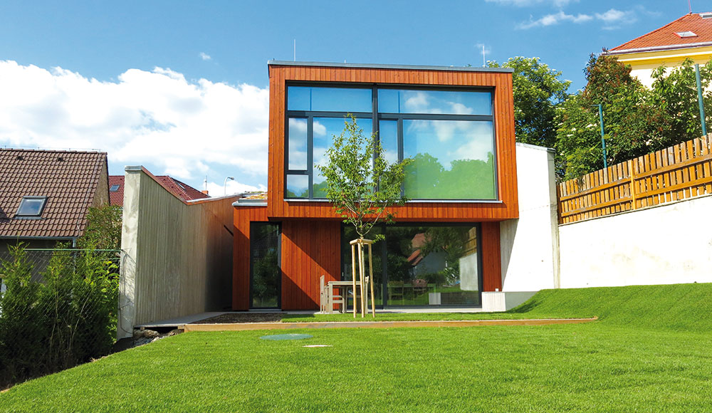 Dům v úžině je pozoruhodným příkladem ekologické dřevostavby, v níž architekti uplatnili více inovativních řešení. Nevšední stavba zaujala i pozornost odborníků v porotách několika prestižních soutěží. Foto Filip Šlapal