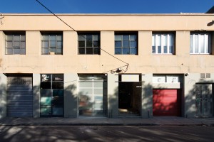 Černé akcenty na bílo-dřevěném pozadí jsou efektním způsobem, jak poukázat na původní prvky budovy a také jak oživit neutrální barevnost a přitom zbytečně „nedivočit“. FOTO Ben Hosking (techne.com.au)