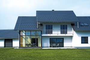 CREATON Domino přináší skvělé spojení jedinečných předností pravé keramické střešní tašky se současnými představami o moderním a jednoduchém vzhledu střechy.