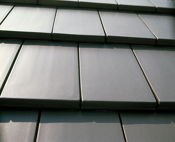 CREATON Domino přináší skvělé spojení jedinečných předností pravé keramické střešní tašky se současnými představami o moderním a jednoduchém vzhledu střechy.