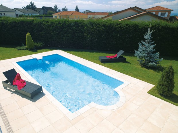 Výhodou bazénu s kompaktní filtrační jednotkou je, že nevyžaduje žádné potrubní rozvody – jednotka se prostě zavěsí na stěnu bazénu nebo se do ní zabuduje.