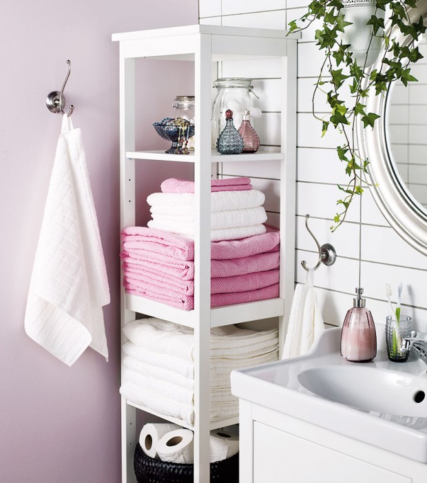 Vertikální rozměr prostoru se stále častěji využívá i při umísťování zeleně v koupelně. Závěsnou nádobu s popínavou rostlinou můžete dát třeba k zrcadlu nebo do blízkosti okna. FOTO IKEA