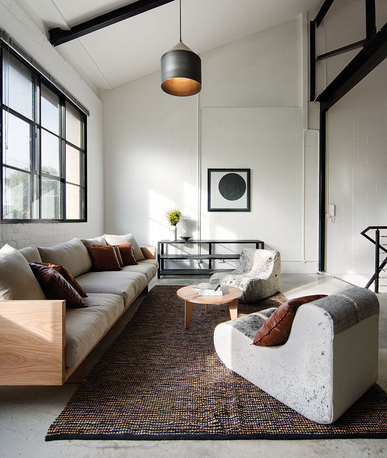 Křesla v obývacím pokoji jsou vyrobena z materiálu připomínajícího leštěné betonové podlahy, což vytváří zajímavý optický klam. FOTO Ben Hosking (techne.com.au)