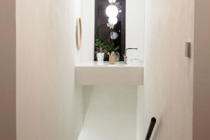 Zajímavým prvkem je prosklená stěna nad schodištěm, které sem přivádí přirozené světlo z okna v koupelně. Původně byl tento cenný prostor zazděný a nevyužitý. FOTO Lubor Sladký
