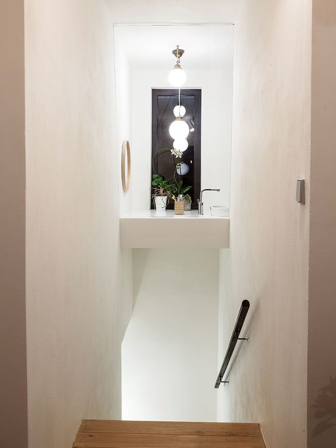 Zajímavým prvkem je prosklená stěna nad schodištěm, které sem přivádí přirozené světlo z okna v koupelně. Původně byl tento cenný prostor zazděný a nevyužitý. FOTO Lubor Sladký