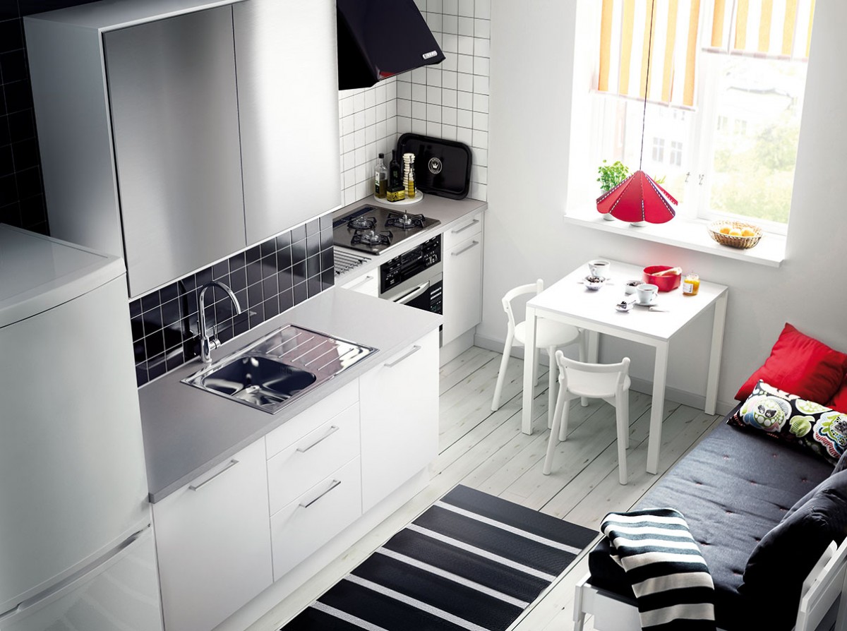 Když to prostor dovolí, má svůj význam i kuchyň oddělená od obývacího pokoje. Rozhodující víc než metry čtvereční je tvar. Jídelní stůl tu můžete doplnit lavicí nebo menší pohovkou. FOTO IKEA