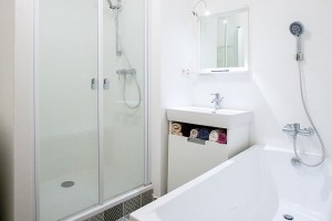 Větší koupelna byla jednou z mála majitelových požadavků. Protože jí architekti věnovali také kus chodby, vešla se do ní pračka, sprchový kout a vana. FOTO TOMÁŠ MANINA