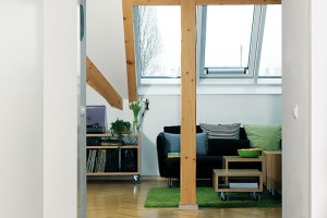 Kouzlo podkrovního prostoru ještě více umocňuje soustava tří střešních oken, která denní část pěkně prosvětlují, a v neposlední řadě přiznané dřevěné trámy. FOTO ROBERT ŽÁKOVIČ