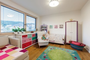 Dětský pokoj, zařízený vesele, ale také účelně, koncipoval architekt na přání rodičů jako jednu velkou místnost, kterou lze podle potřeby předělit nábytkem. Foto Dano Veselský
